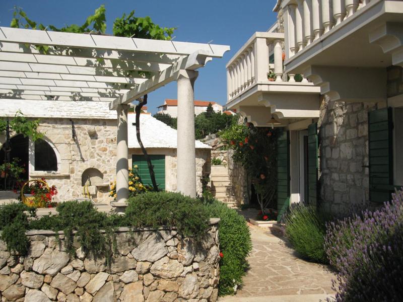 Apartments Nejasmic - Little House For Peaceful And Domestic Vacation Bol Zewnętrze zdjęcie